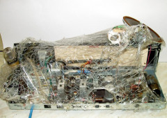 Instalace, drát, papír, igelit, 2004